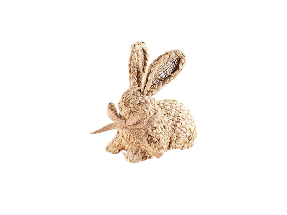 Coniglietto in fibra vegetale intrecciata con fiocco in juta sdraiato