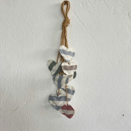 Ghirlanda decorativa verticale "sognando" con 8 cuoricini a righe colori assortiti e corde in juta