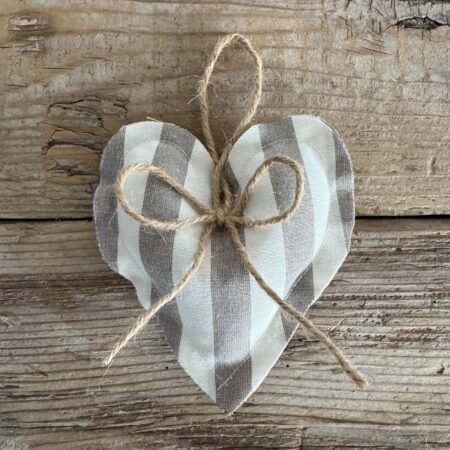 "Maison Seri" cuore in stoffa a righe bianco/tortora con fiocchetto in juta 13 cm