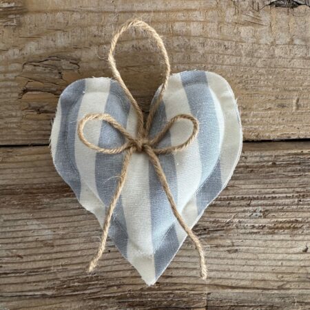 "Maison Seri" cuore in stoffa a righe bianco/azzurro con fiocchetto in juta 13 cm