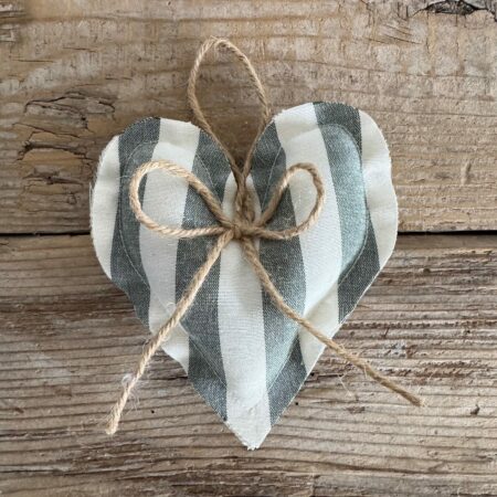 "Maison Seri" cuore in stoffa a righe bianco/verde con fiocchetto in juta 13 cm