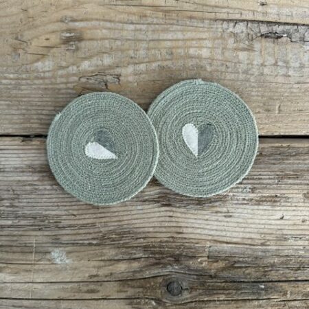 Maison Serí set da 2 sottobicchieri in macramé verde salvia con cuoricino righe bianco verde