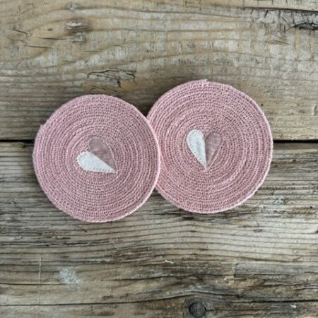 Maison Serí set da 2 sottobicchieri in macramé rosa con cuoricino righe bianco rosa