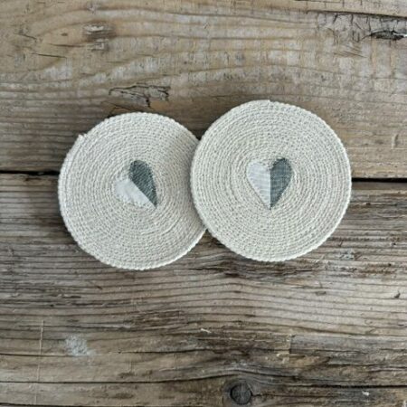 Maison Serí set da 2 sottobicchieri in macramé bianco latte con cuoricino righe bianco verde
