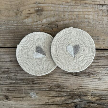 Maison Serí set da 2 sottobicchieri in macramé bianco latte con cuoricino righe bianco tortora