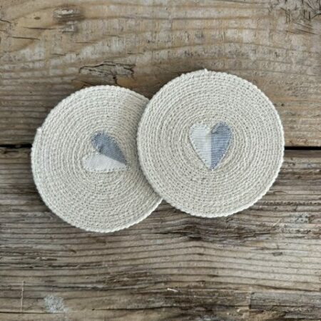 Maison Serí set da 2 sottobicchieri in macramé bianco latte con cuoricino righe bianco azzurro