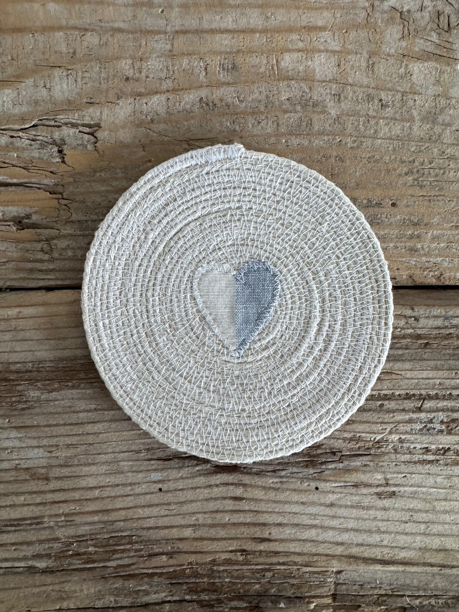 Maison Serí sottobicchiere in macramé bianco latte con cuoricino righe bianco azzurro