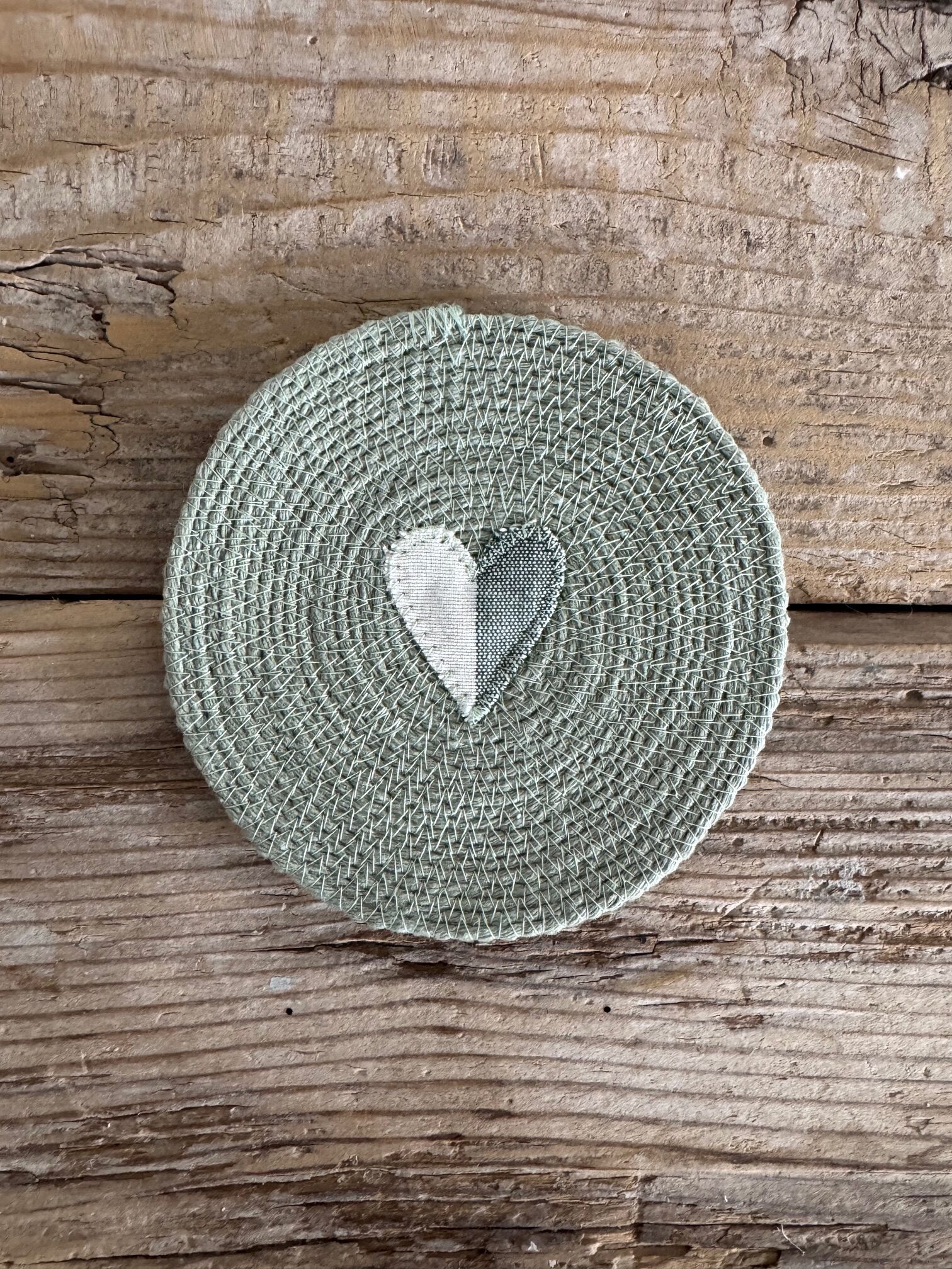 Maison Serí sottobicchiere in macramé verde salvia con cuoricino righe bianco verde