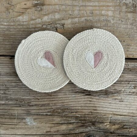 Maison Serí set da 2 sottobicchieri in macramé bianco latte con cuoricino righe bianco rosa