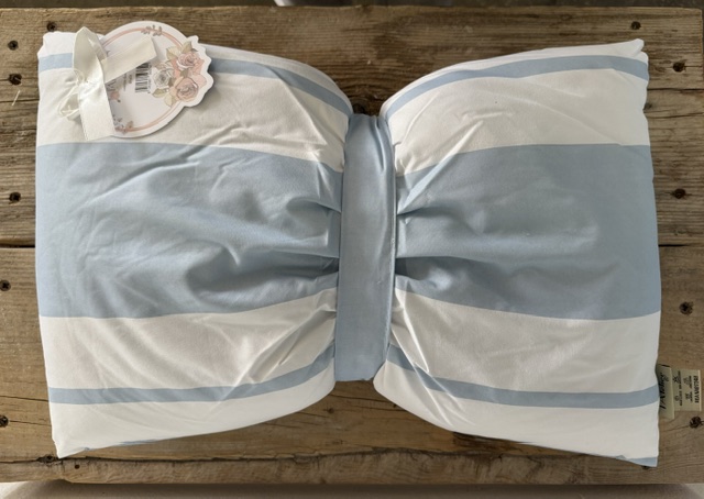 Cuscino a forma di fiocco righe grandi azzurro e bianche 40 x 60 cm