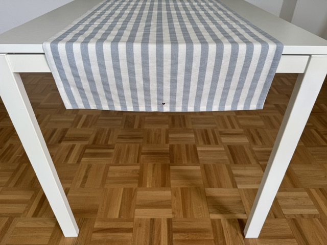 Maison Serí Runner da tavolo a righe grandi verticali azzurre con cuoricino ricamato - 150x50 cm