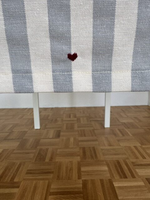 Maison Serí Runner da tavolo a righe grandi verticali azzurre con cuoricino ricamato - 150x50 cm - immagine 2