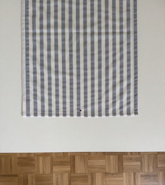 Maison Serí Runner da tavolo a righe grandi verticali azzurre con cuoricino ricamato - 150x50 cm - immagine 3