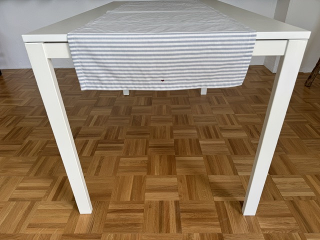 Maison Serí Runner da tavolo a righe piccole orizzontali azzurre con cuoricino ricamato - 150x50 cm