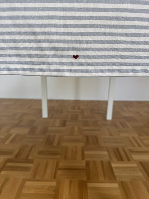 Maison Serí Runner da tavolo a righe piccole orizzontali azzurre con cuoricino ricamato - 150x50 cm - immagine 2
