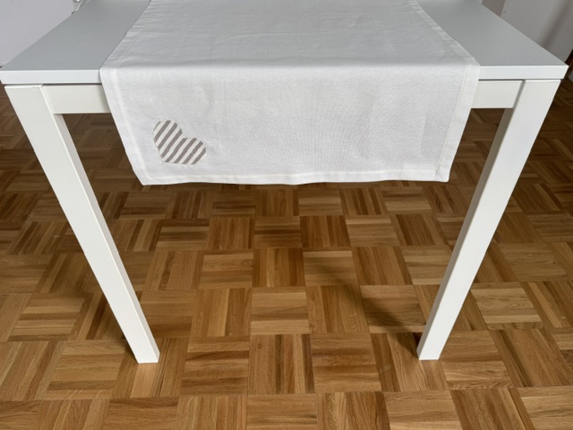 Maison Serí Runner da Tavolo Artigianale bianco latte con Cuori Cuciti a Mano – 150x50 cm