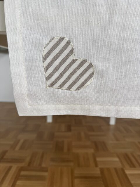 Maison Serí Runner da Tavolo Artigianale bianco latte con Cuori Cuciti a Mano – 150x50 cm - immagine 3
