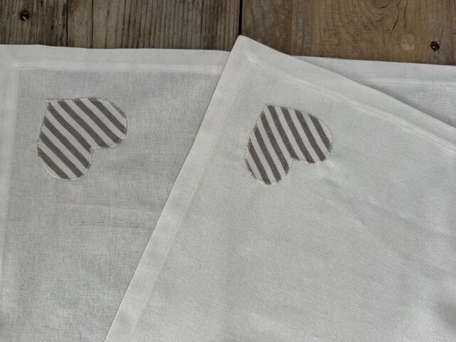 Maison Serí Runner da Tavolo Artigianale bianco latte con Cuori Cuciti a Mano – 150x50 cm - immagine 2