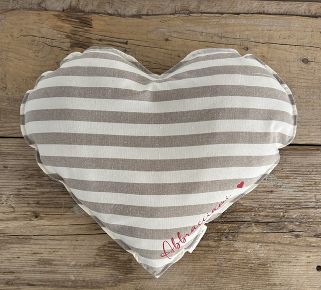 "Maison Serì" Cuscino a Cuore Fatto a Mano "Abbracciami" - a Righe grandi tortora (40 x 30 cm)