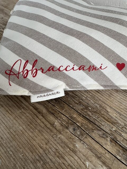 "Maison Serì" Cuscino a Cuore Fatto a Mano "Abbracciami" - a Righe grandi tortora (40 x 30 cm) - immagine 2