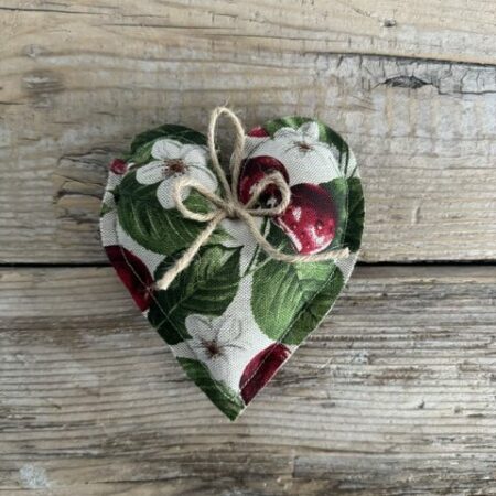 "Maison Seri" cuore in stoffa fantasia ciliegie con fiocchetto in juta 13 cm