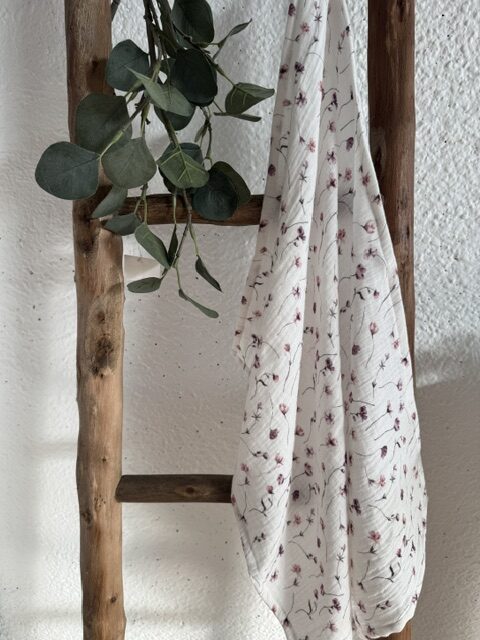 "Maison Seri" strofinaccio in mussola di cotone bianco con fantasia fiorellini lilla