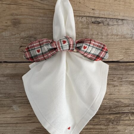 "Maison Seri" Tovagliolo Sartoriale in Misto Cotone Latte con Angoli a Cappuccio e Cuore Ricamato (40x40 cm)