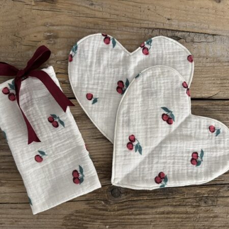 "Maison Seri" Set 2 Lavette viso a cuore 18x18 cm in doppia mussola di cotone bianco con fantasia ciliegie
