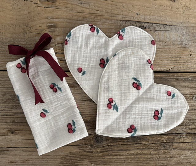 "Maison Seri" Set 2 Lavette viso a cuore 18x18 cm in doppia mussola di cotone bianco con fantasia ciliegie