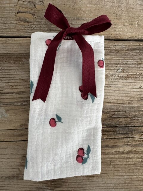 "Maison Seri" Set 2 Lavette viso a cuore 18x18 cm in doppia mussola di cotone bianco con fantasia ciliegie - immagine 2